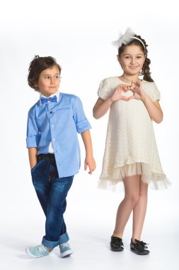 Sevimli çocuk ve kız veya gençler tam uzunlukta rahat tarzı Mavi Jeans poz