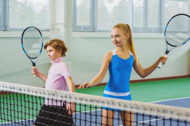 Tenis oynamaya ve kapalı poz çocuk