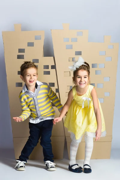 Concepto de amor. Un par de niños. niño y niña con ciudad de cartón — Foto de Stock