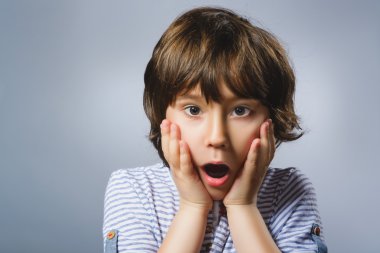 Closeup üzgün çocuk endişeli stresli yüz ifadesi ile