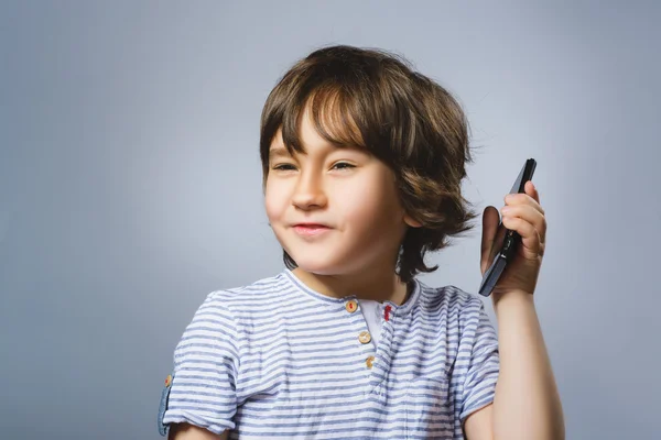 Close-up portret van Happy Boy met mobiele gaan verrassing op grijze achtergrond — Stockfoto