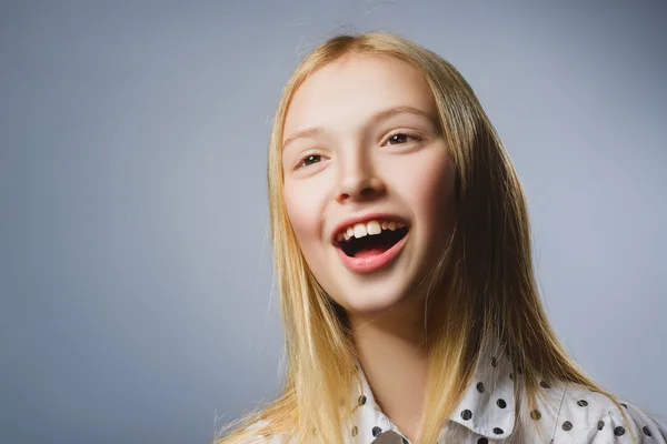 Glückliches Mädchen. Nahaufnahme Porträt eines hübschen Teenagers in lässigem Hemd, der vor grauem Hintergrund lächelt — Stockfoto