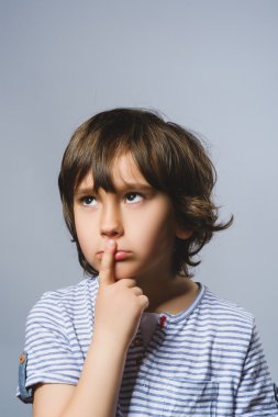 Closeup Düşünceli Genç Boy Gri Arka Plan Karşı Yüz El ile Looking Up