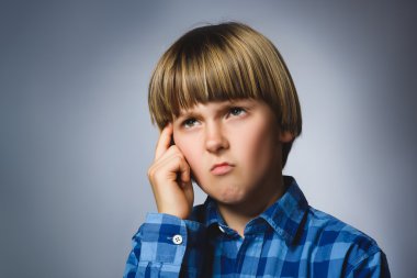 Closeup Düşünceli Genç Boy Gri Arka Plan Karşı Yüz El ile Looking Up