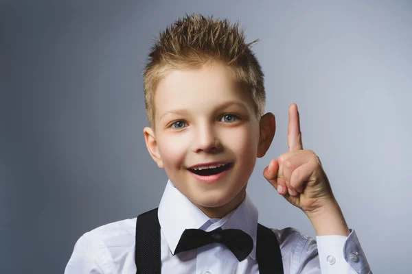 Primer plano Retrato de niño con gesto sobre fondo gris. Boy encontró la idea o solución — Foto de Stock