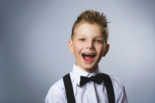 Zbliżenie portret udane szczęśliwym chłopcem na białym tle szarym tle. Pozytywnych ludzkich emocji wyrazem twarzy. Wizja osiągnięcia postrzeganie życia — Zdjęcie stockowe