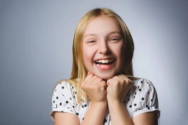 Ragazza felice. Primo piano Ritratto di bel teen in camicia casual sorridente mentre in piedi contro sfondo grigio — Foto Stock