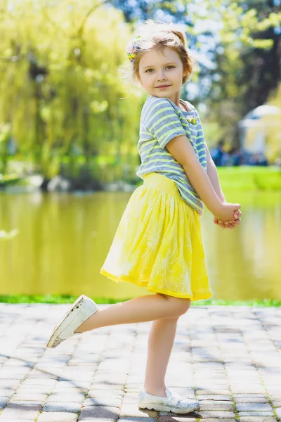 Carino elegante bambina in posa al parco — Foto Stock
