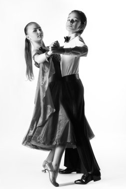 Erkek ve kız ya da beyaz arka planda etkin balo salonu dans güzel Çift