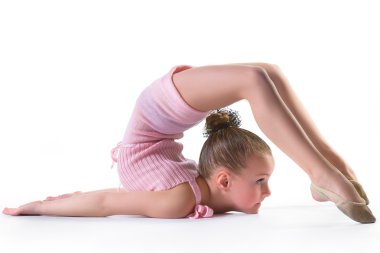 Jimnastik egzersizleri yapıyor veya beyaz arka plan üzerinde egzersiz kız