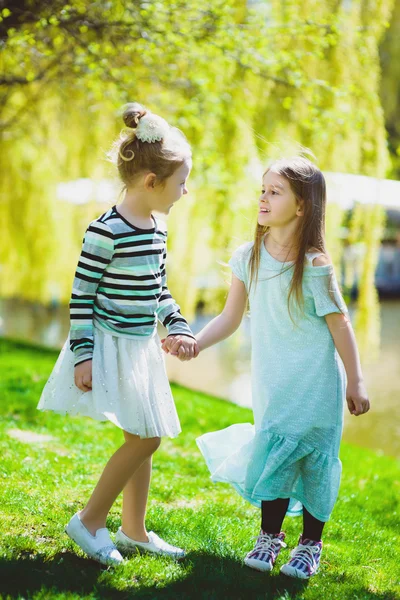Carino elegante bambine giocare al parco all'aperto — Foto Stock