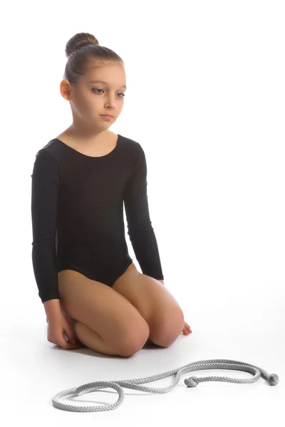 白い背景の上に座って動揺して憂鬱な悲しい体操の女の子 — ストック写真