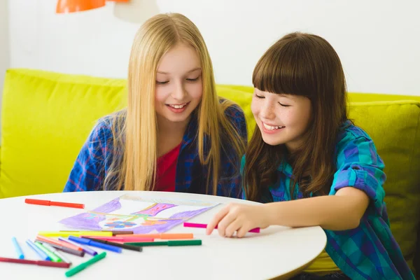 Meninas felizes desenho imagens. Interior no quarto — Fotografia de Stock