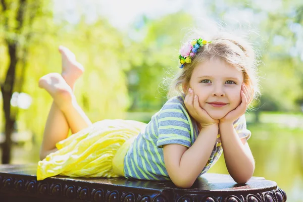 Carino elegante bambina in posa al parco — Foto Stock