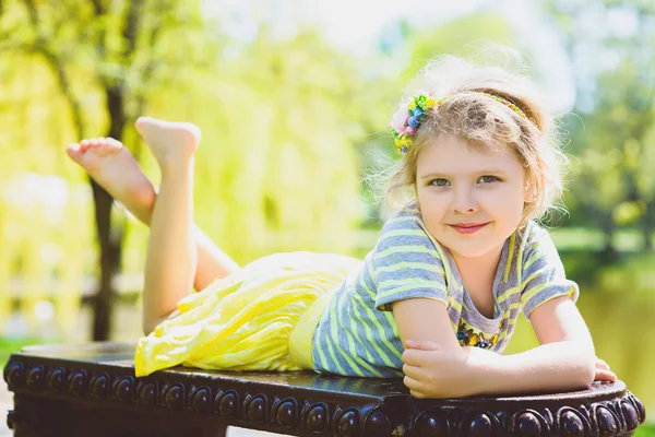 Carino elegante bambina in posa al parco — Foto Stock