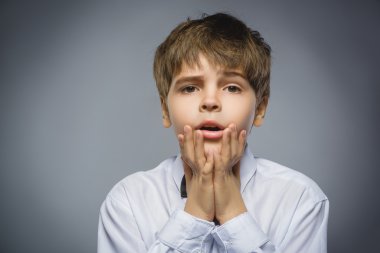 Closeup üzgün çocuk endişeli stresli yüz ifadesi ile