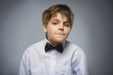 Closeup üzgün çocuk endişeli stresli yüz ifadesi ile