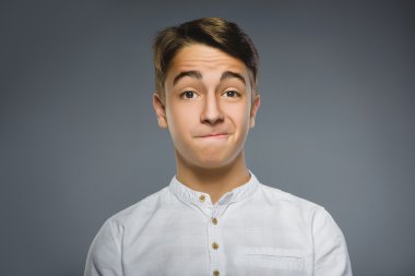 , ifade ve insanlar kavramı - evlat gri arka plan üzerinde düşünme şüphe