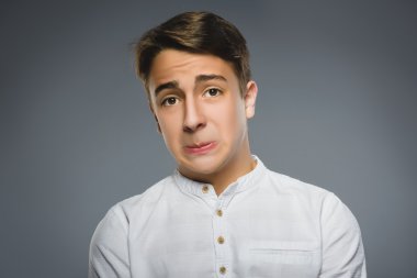 , ifade ve insanlar kavramı - evlat gri arka plan üzerinde düşünme şüphe