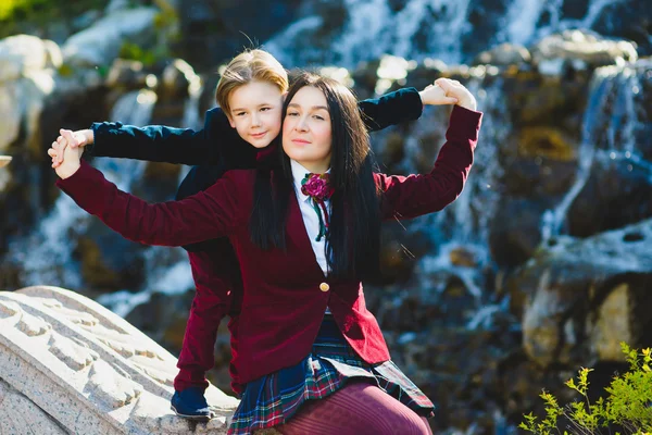 Elegante na moda menino e mulher ou filho com a mãe posando ao ar livre — Fotografia de Stock