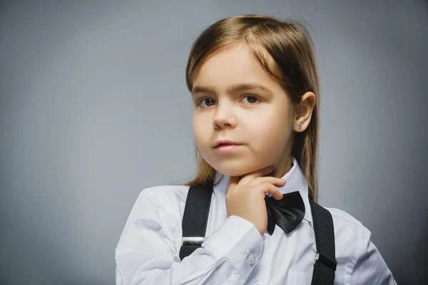 Primo piano Ragazza riflessiva Guardando sullo sfondo grigio — Foto Stock