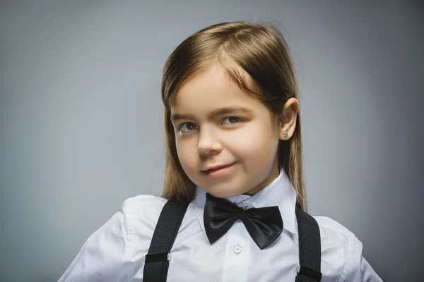 Glückliches Mädchen. Nahaufnahme Porträt eines hübschen Teenagers in lässigem Hemd, der isoliert auf grauem Hintergrund lächelt — Stockfoto