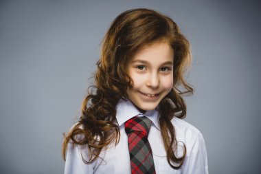 Mutlu kız. Portre portre rahat gömlek gri arka plan karşı dururken gülümseyen yakışıklı Teen