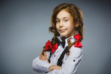 Mutlu kız. Portre portre rahat gömlek gri arka plan karşı dururken gülümseyen yakışıklı Teen