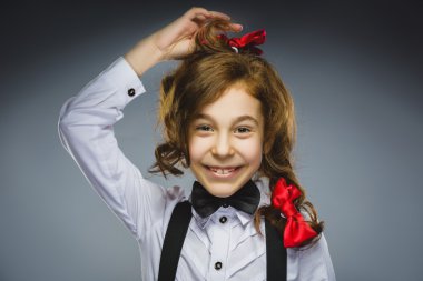 Mutlu kız. Portre portre rahat gömlek gri arka plan karşı dururken gülümseyen yakışıklı Teen