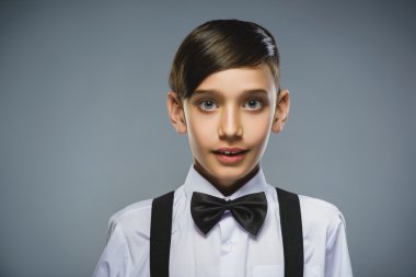 Mutlu çocuk gri arka plan üzerinde izole sürpriz olacak closeup portresi