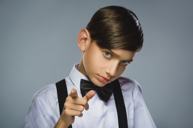 Endişeli stresli yüz ifadesi ile portre meydan okuyan çocuk