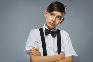 Portre sakin ve gri arka plan üzerinde izole güvensizlik çocuk. Normal insan duygu, yüz ifadesi. Portre