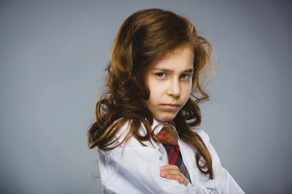 Porträt eines beleidigten Mädchens isoliert auf grauem Hintergrund. negatives menschliches Gefühl, Mimik. Nahaufnahme — Stockfoto