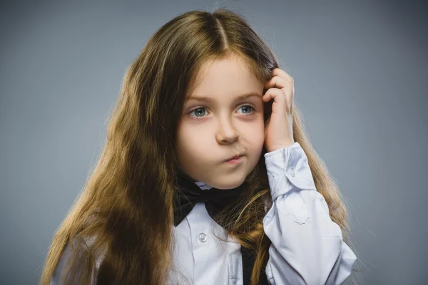 Primo piano Ragazza premurosa Guardando in alto con mano a faccia isolata su sfondo grigio — Foto Stock