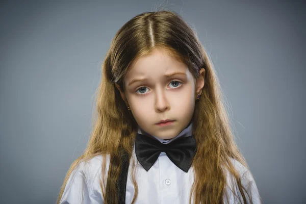 Porträt eines beleidigten Mädchens isoliert auf grauem Hintergrund. negatives menschliches Gefühl, Mimik. Nahaufnahme — Stockfoto