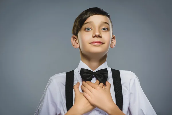 Primer plano Retrato de niño feliz yendo sorpresa aislado sobre fondo gris — Foto de Stock