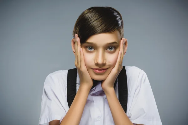 Nahaufnahme Porträt des glücklichen Jungen gehen Überraschung isoliert auf grauem Hintergrund — Stockfoto