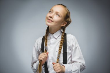 Tatlı rüya genç kız Looking Up gri bir arka plana dayanır