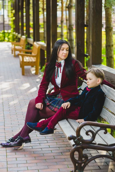 Elegante na moda menino e mulher ou filho com a mãe posando ao ar livre — Fotografia de Stock