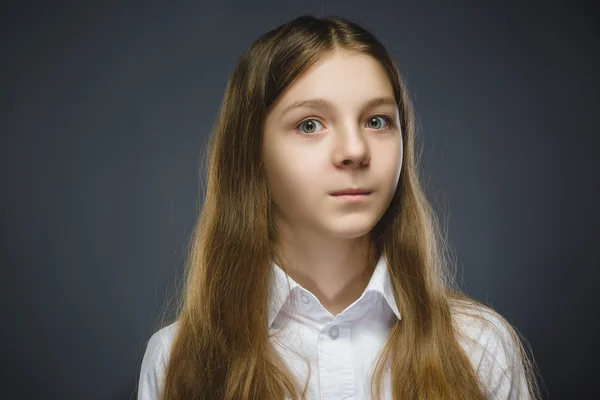 Nahaufnahme Porträt des glücklichen Mädchens gehen Überraschung isoliert auf grauem Hintergrund — Stockfoto