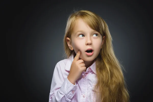 Primo piano Ragazza premurosa con mano a testa isolata su Gray — Foto Stock