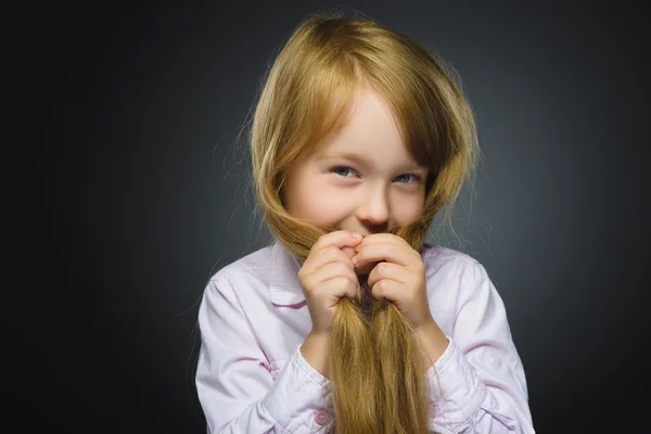 Primo piano ritratto ragazza timida isolato sfondo grigio — Foto Stock