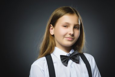 Portre portre izole başarılı mutlu kız gri arka plan.