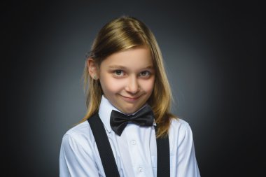 Closeup portre utangaç kız izole gri arka plan
