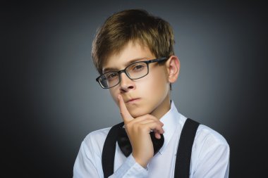 , ifade ve insanlar kavramı - evlat gri arka plan üzerinde düşünme şüphe