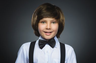 Mutlu çocuk gri arka plan üzerinde izole sürpriz olacak closeup portresi