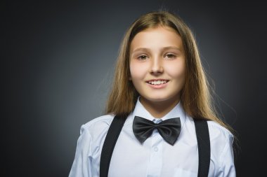 Portre portre izole başarılı mutlu kız gri arka plan.
