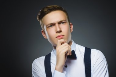 , ifade ve insanlar kavramı - evlat gri arka plan üzerinde düşünme şüphe