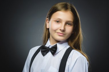 Portre portre izole başarılı mutlu kız gri arka plan.