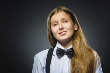 Gri arka plan üzerinde izole suç kız portresi. Negatif insan duygu, yüz ifadesi. Portre